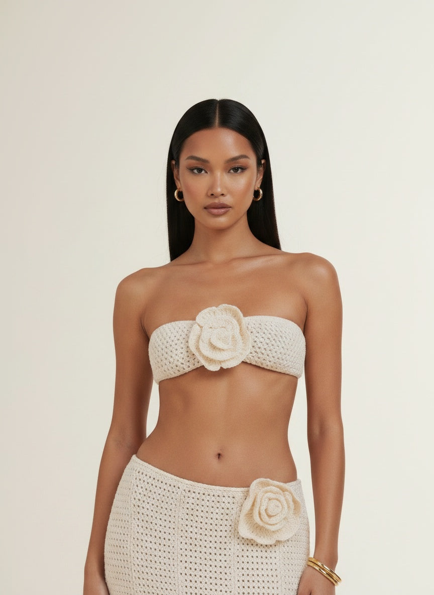 Close-up of the model wearing Women's Solid Color Knitted Crocheted Beach Bikini Swimsuit Blouse Sun-proof Set